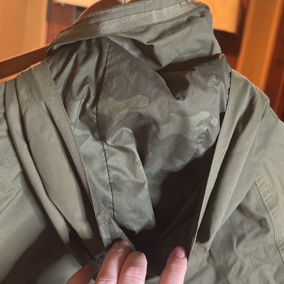 Lululemon Fo Drizzle Jacket Fatigue Green Size 6 - Picture 13 of 16